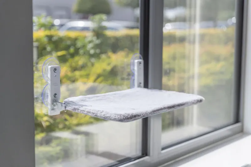 Fenster-Liegeplatz für Katzen mit Saugnäpfen und Wendebezug