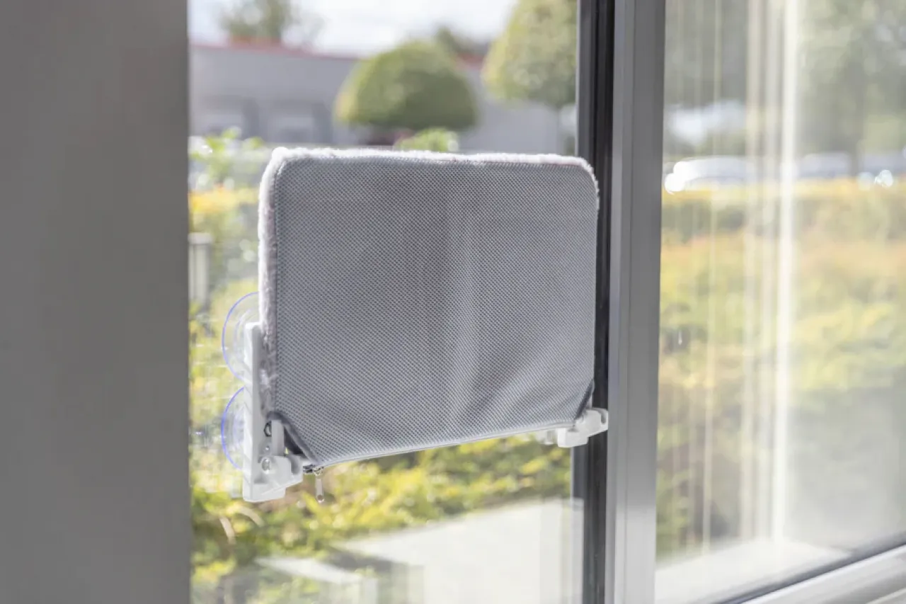 Fenster-Liegeplatz für Katzen mit Saugnäpfen und Wendebezug