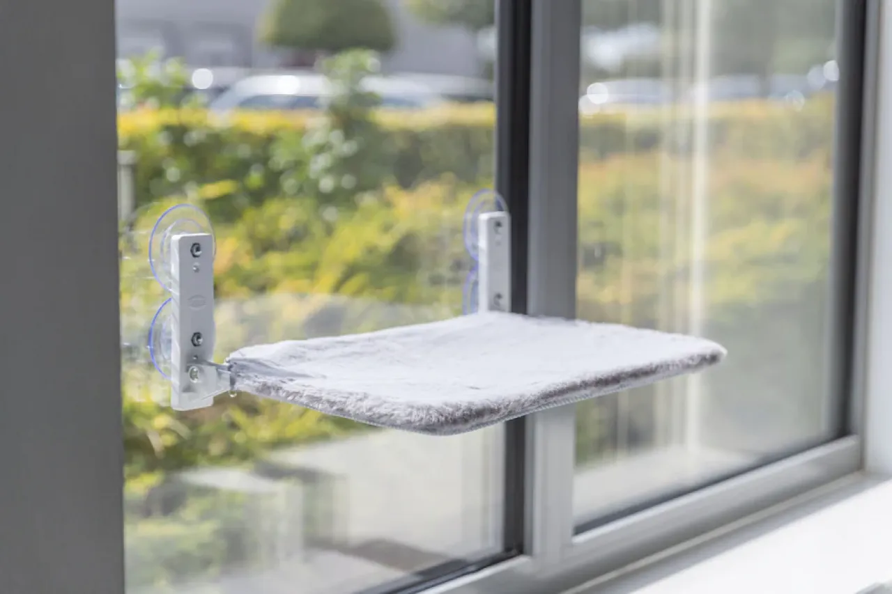 Fenster-Liegeplatz für Katzen mit Saugnäpfen und Wendebezug